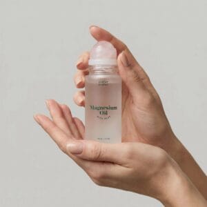 Das Magnesiumöl mit Aloe Vera von Mother Mother unterstützt dich dabei, leichter zu entspannen und einfacher in den Schlaf zu finden