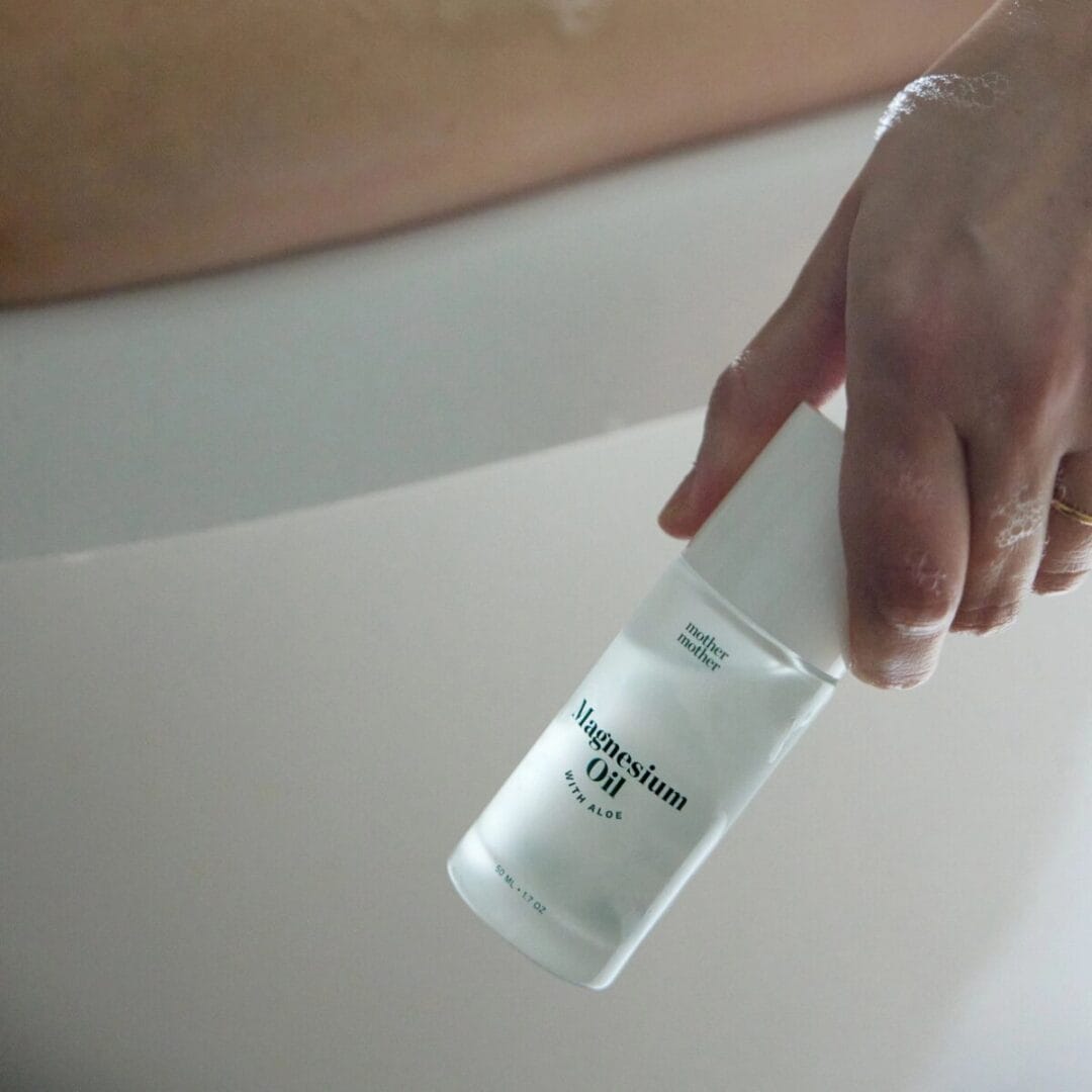 Das Magnesiumöl mit Aloe Vera von Mother Mother unterstützt dich dabei, leichter zu entspannen und einfacher in den Schlaf zu finden