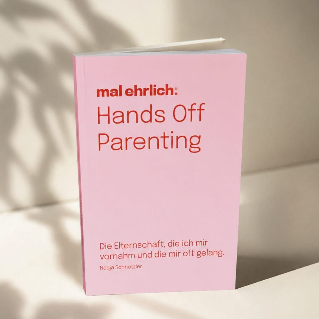 Hands Off Parenting von Nadja Schnetzler. Kein Ratgeber, sondern ein ehrlicher Erfahrungsbericht über zehn Jahre Elternschaft mit Vertrauen statt Kontrolle.