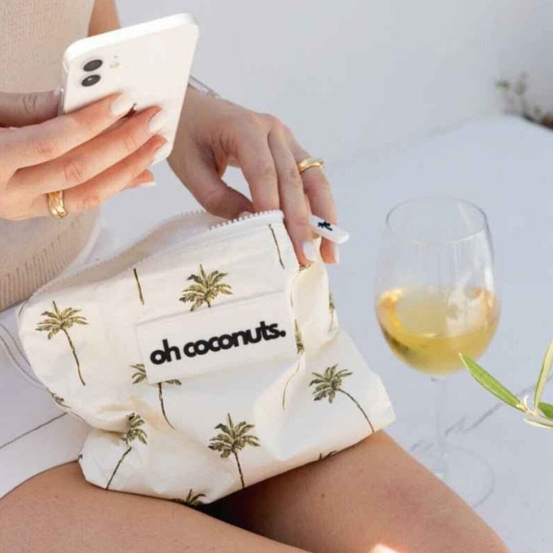 Wasserabweisende Pouch für Strand und Reise, 24,5 × 16 cm. Nasses, Sandiges, Wichtiges — alles trocken verstaut. Drei Prints zur Auswahl.