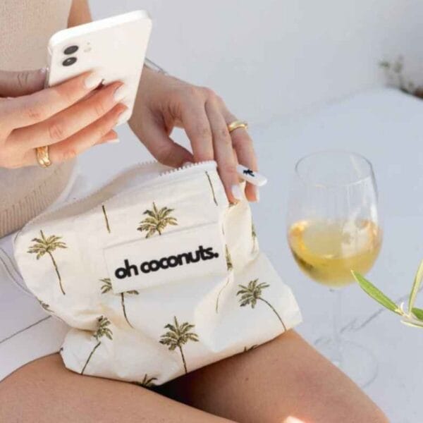 Wasserabweisende Pouch für Strand und Reise, 24,5 × 16 cm. Nasses, Sandiges, Wichtiges — alles trocken verstaut. Drei Prints zur Auswahl.