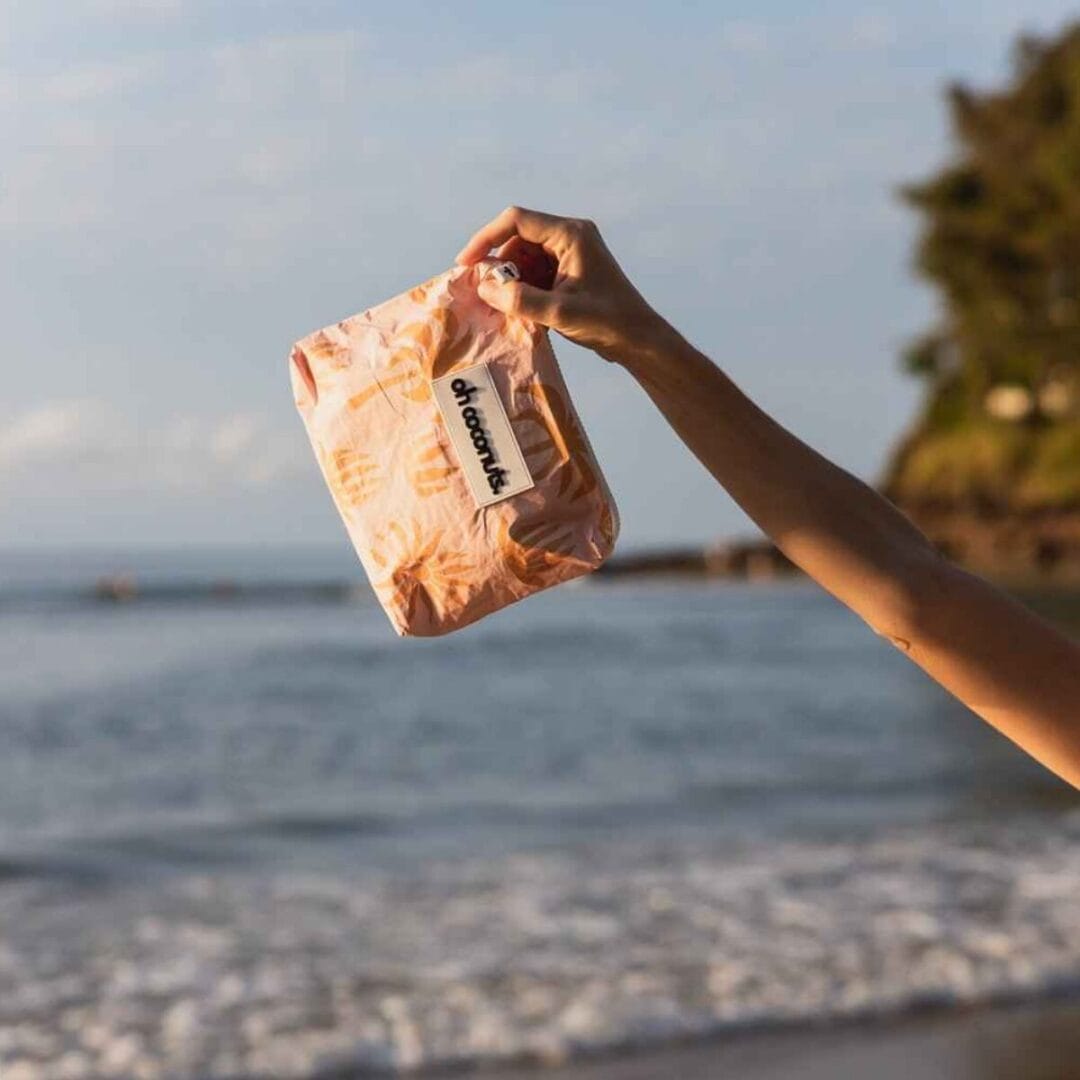 Wasserabweisende Pouch für Strand und Reise, 24,5 × 16 cm. Nasses, Sandiges, Wichtiges — alles trocken verstaut. Drei Prints zur Auswahl.