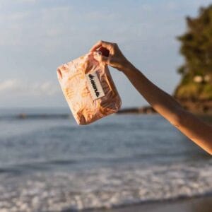 Wasserabweisende Pouch für Strand und Reise, 24,5 × 16 cm. Nasses, Sandiges, Wichtiges — alles trocken verstaut. Drei Prints zur Auswahl.