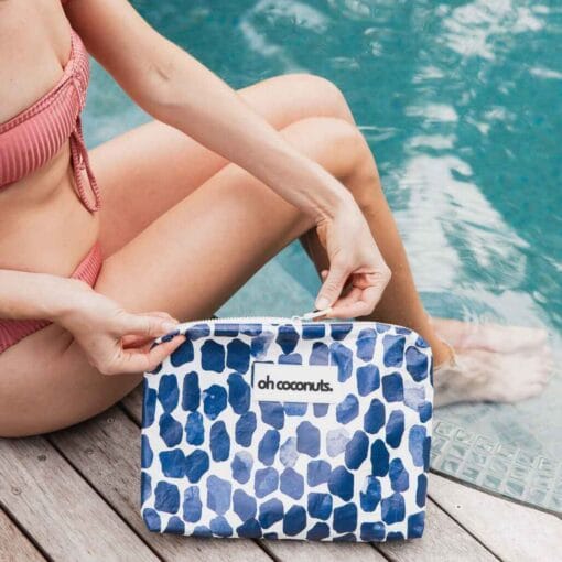 Grosse wasserabweisende Pouch für Strand und Reise, 33 × 25 cm. Platz für Buch, iPad, Wechselsachen. In drei Designs erhältlich.