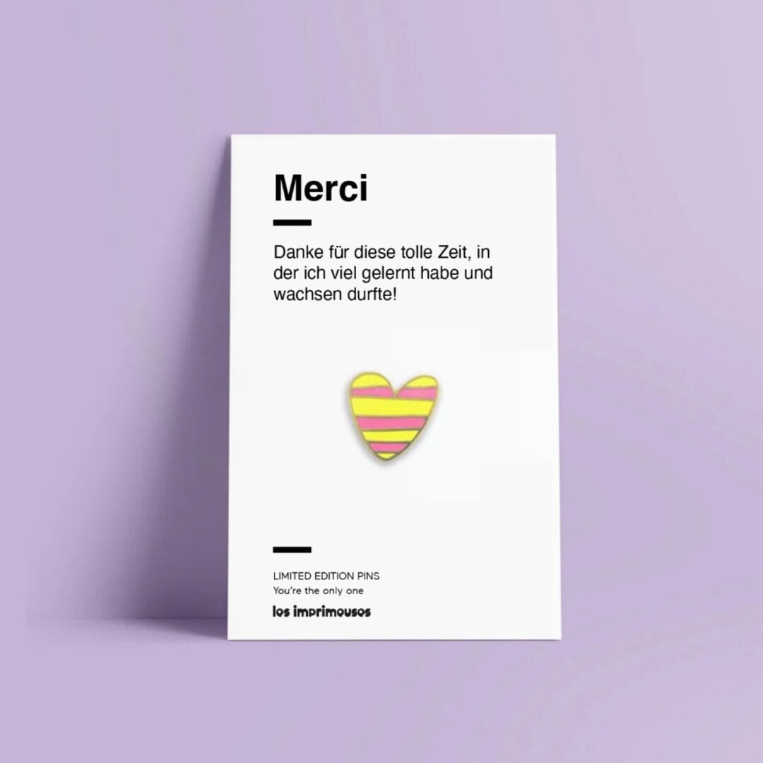 Pin als Lehrer:innen Geschenk in zwei Motiven: Herz oder Bleistift, beide gelb-pink. Handgezeichnet in Paris, limitierte Auflage, gummierter Verschluss.