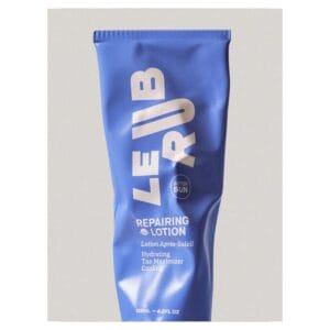 Beruhigende Body Lotion nach der Sonne mit Sheabutter, Hyaluron und Aloe vera. Vegan, reef-safe, made in Italy. Auch für sensible Haut.