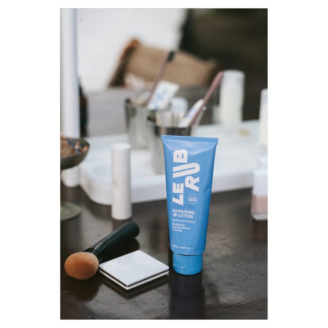 Beruhigende Body Lotion nach der Sonne mit Sheabutter, Hyaluron und Aloe vera. Vegan, reef-safe, made in Italy. Auch für sensible Haut.