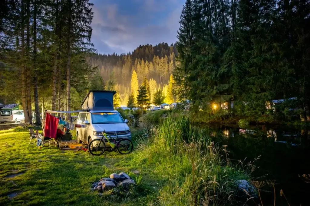 Abendstimmung auf dem TCS Camping Disentis. Die besten Campingplätze für Familien – unsere Empfehlungen