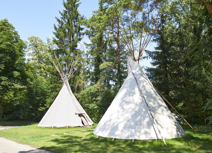Tipi-Zelte zum Mieten beim TCS Camping Flaach. Die besten Campingplätze für Familien – unsere Empfehlungen