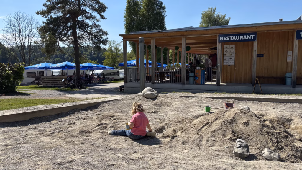 Restaurant und Sandkasten beim Camping Türlersee. Die besten Campingplätze für Familien – unsere Empfehlungen