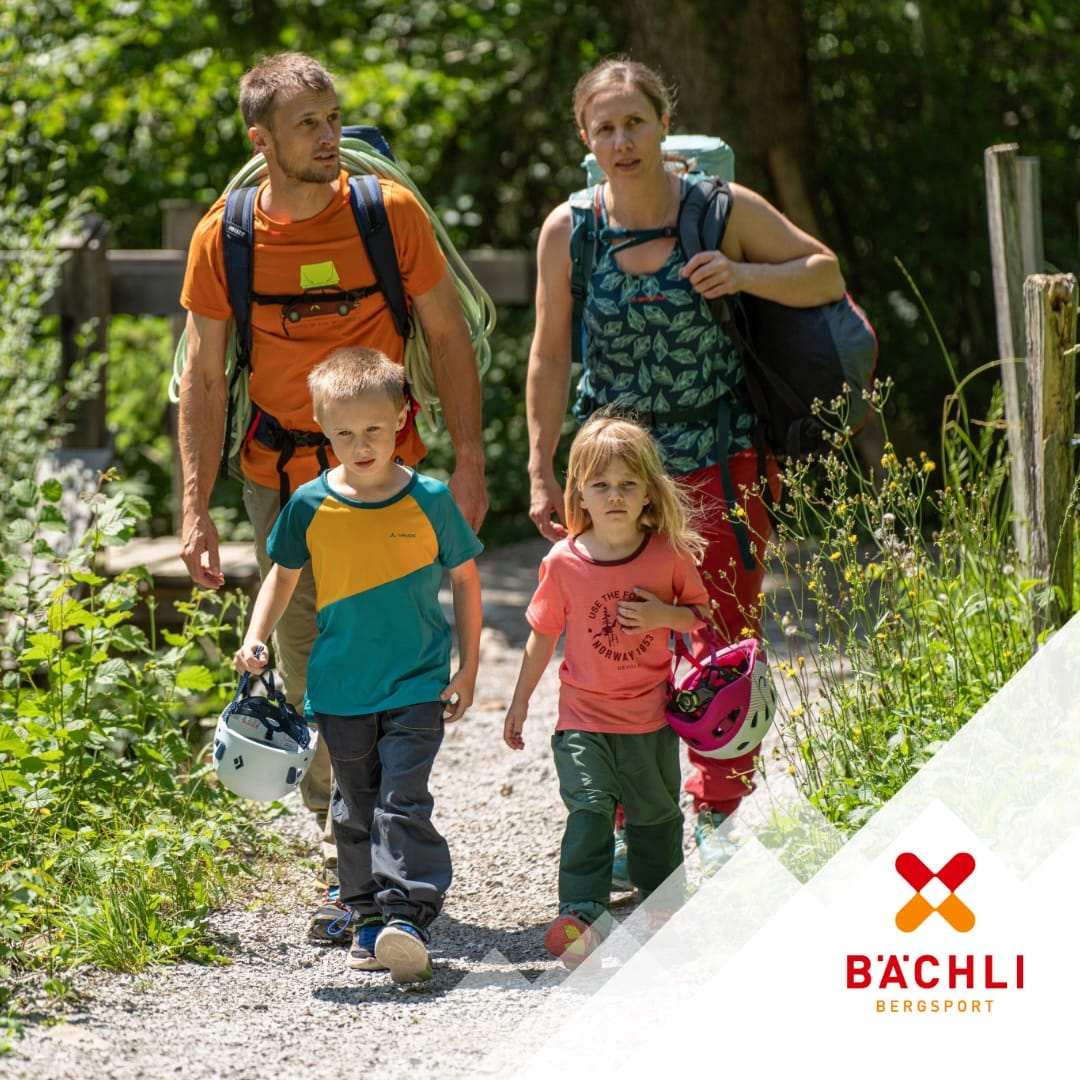 familie am wandern von baechli bergsport