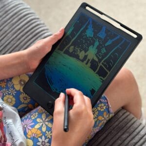Wiederverwendbarer LCD-Malblock in Farbe – zeichnen,wischen, neu anfangen. 8,5 Zoll, ultradünn, mit Stift und Batterie inklusive.