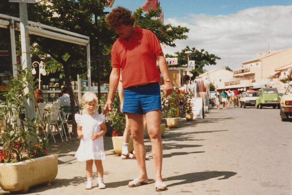 Kleines Mädchen steht am Strassenrand, Vater streckt Hand nach ihr aus - Fredi war nicht mein Vater, Erfahrungsbericht eines Spenderkinds
