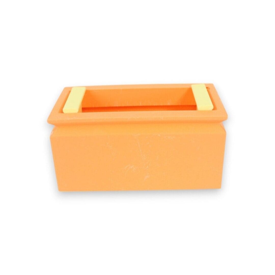 Sandsteinform aus PLA: presst feuchten Sand zu stabilen Ziegeln für Mauern und Burgen. Wasserfest, im Netz, ideal für Strand und Sandkasten.