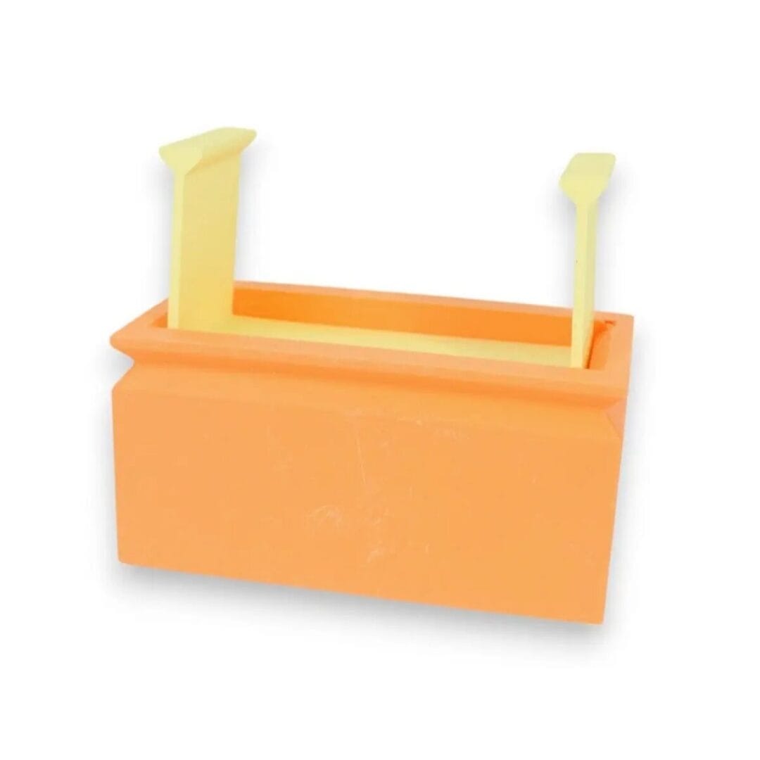 Sandsteinform aus PLA: presst feuchten Sand zu stabilen Ziegeln für Mauern und Burgen. Wasserfest, im Netz, ideal für Strand und Sandkasten.