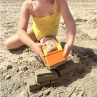 Sandsteinform aus PLA: presst feuchten Sand zu stabilen Ziegeln für Mauern und Burgen. Wasserfest, im Netz, ideal für Strand und Sandkasten.