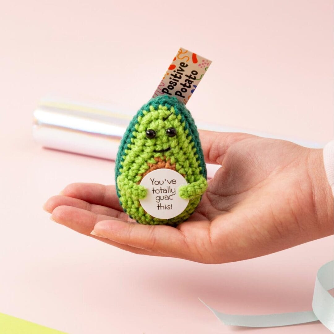 Gehäkelte Mini-Glücksbringer als Geschenk oder Aufmunterung, wähl zwischen Broccoli, Karotte, Kartoffel, Planze & Avocado. Herzig, handlich, für unterwegs.