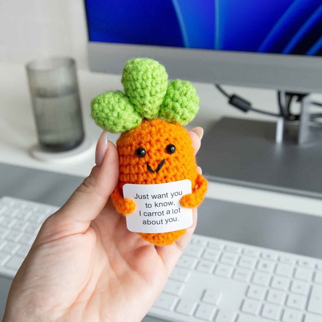 Gehäkelte Mini-Glücksbringer als Geschenk oder Aufmunterung, wähl zwischen Broccoli, Karotte, Kartoffel, Planze & Avocado. Herzig, handlich, für unterwegs.