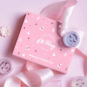 Bio Glitzer von Oh Flossy – sicher für Kinder, pflanzenbasiert und biologisch abbaubar. Perfekt für kreative Schminklooks & Kinderpartys.