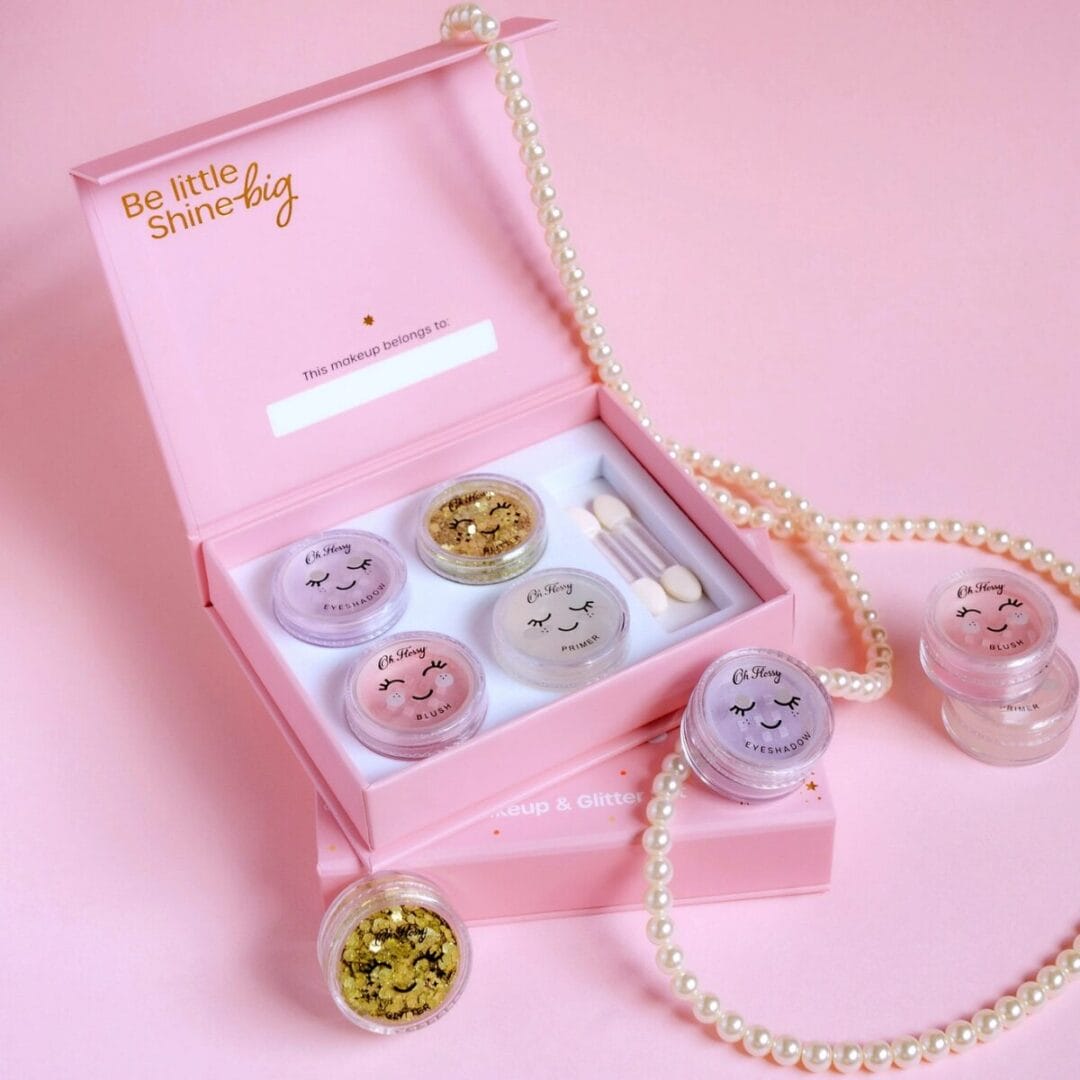 Bio Glitzer von Oh Flossy – sicher für Kinder, pflanzenbasiert und biologisch abbaubar. Perfekt für kreative Schminklooks & Kinderpartys.