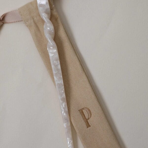 Elegante Haarnadel aus 5 mm dickem Acetat mit Twist-Ende für Chignon und Dutt – hält zuverlässig, ohne an den Haaren zu ziehen. In vier Farben erhältlich.