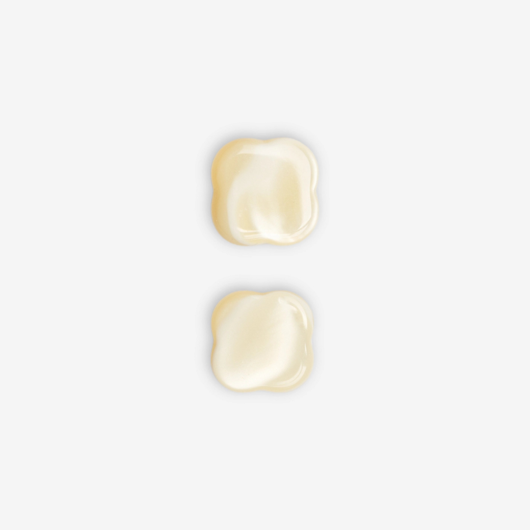 Ohrstecker Core Pearl aus 316L Chirurgenstahl und Cellulose-Acetat – wasserfest, nickelfrei, hautfreundlich. Jedes Paar ein kleines Unikat.