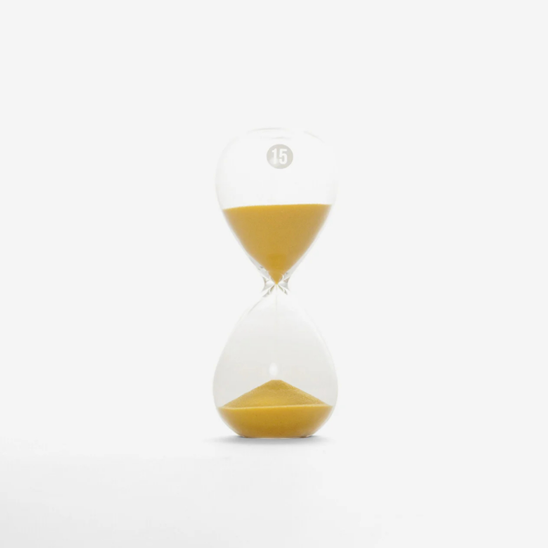 Schlichte Sanduhr, die exakt 15 Minuten misst – ideal für Deep Work, Hausaufgaben oder den Achtsamkeitsmoment des Tages. Inkl. Anleitung und Box.