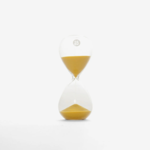 Schlichte Sanduhr, die exakt 15 Minuten misst – ideal für Deep Work, Hausaufgaben oder den Achtsamkeitsmoment des Tages. Inkl. Anleitung und Box.