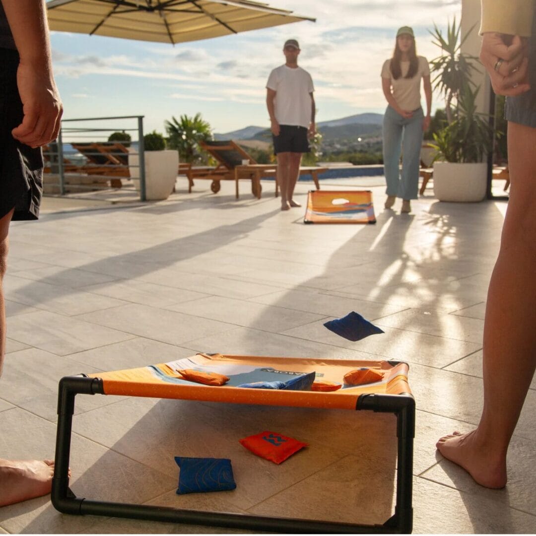 Waboba Cornhole Travel Set: 2 leichte Boards, 8 Bohnensäckchen, Tragetasche inklusive. Schnell aufgebaut, ideal für Garten, Strand & unterwegs.