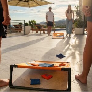 Waboba Cornhole Travel Set: 2 leichte Boards, 8 Bohnensäckchen, Tragetasche inklusive. Schnell aufgebaut, ideal für Garten, Strand & unterwegs.