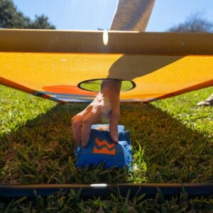 Waboba Cornhole Travel Set: 2 leichte Boards, 8 Bohnensäckchen, Tragetasche inklusive. Schnell aufgebaut, ideal für Garten, Strand & unterwegs.