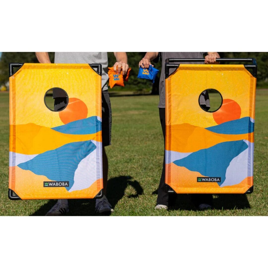 Waboba Cornhole Travel Set: 2 leichte Boards, 8 Bohnensäckchen, Tragetasche inklusive. Schnell aufgebaut, ideal für Garten, Strand & unterwegs.