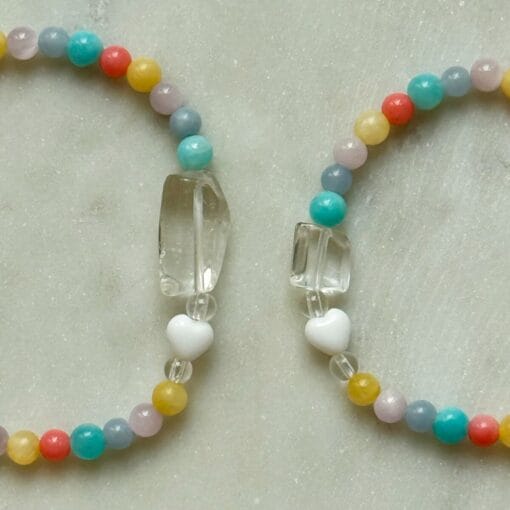 Handgefertigtes Armband mit Bergkristallspitze für den Schulstart – schenkt Mut und Zuversicht, einzeln oder im Duo-Set mit Erwachsenen-Armband.