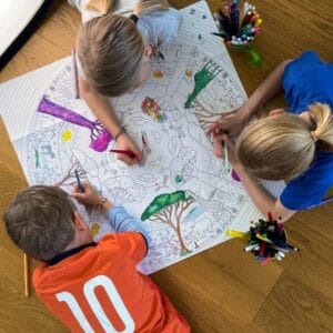 Drei XXL-Malposter mit Tiermotiven aus Wald, Savanne und Meer, je ca. 65 cm Ø. FSC-Papier, plastikfrei verpackt, für Kinder ab 18 Monaten.