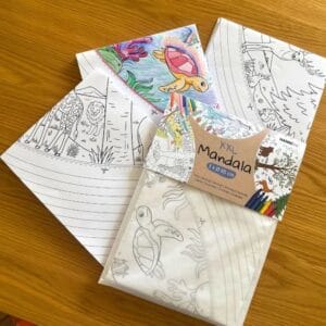Drei XXL-Malposter mit Tiermotiven aus Wald, Savanne und Meer, je ca. 65 cm Ø. FSC-Papier, plastikfrei verpackt, für Kinder ab 18 Monaten.