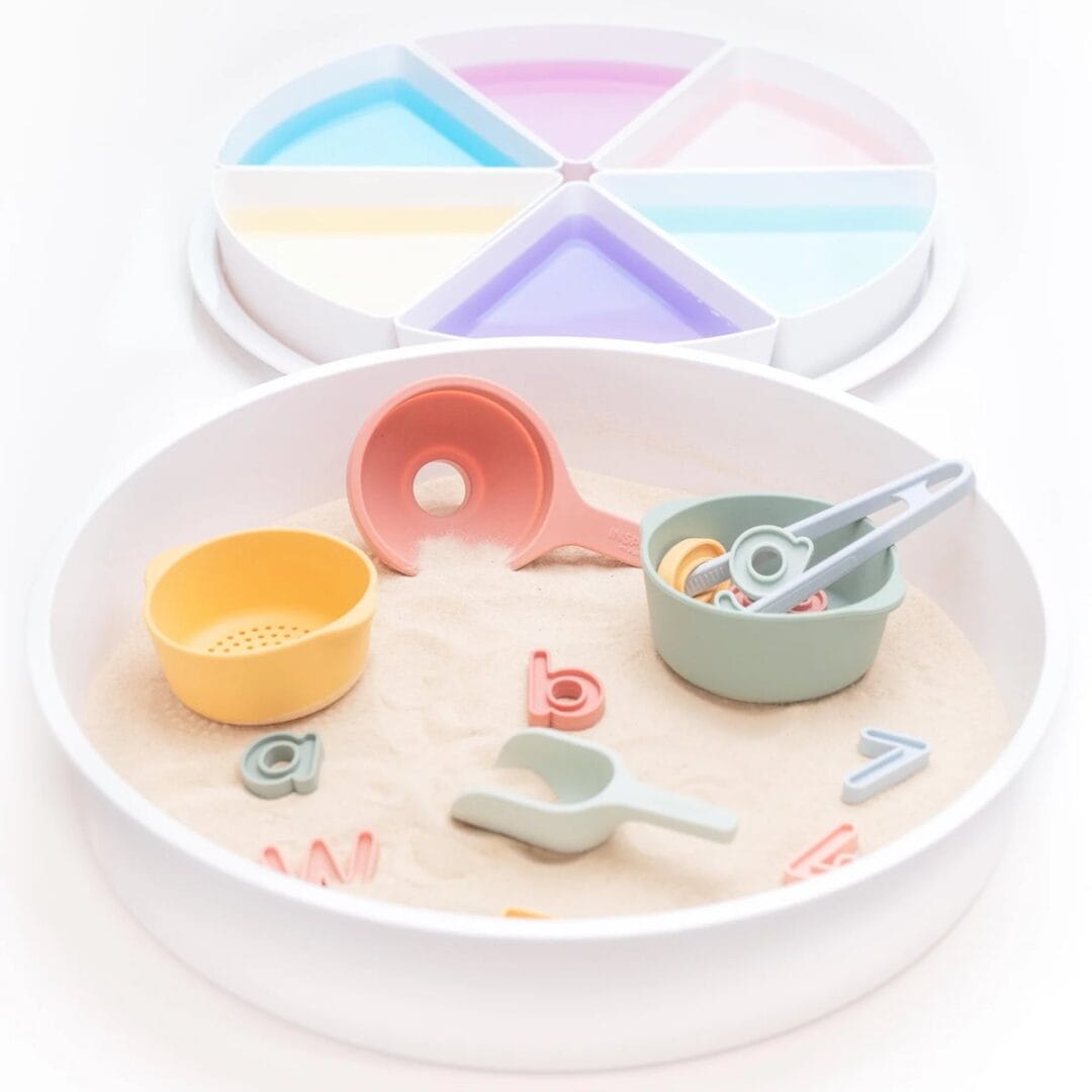 Sensorik-Set PlayTray mit tiefer Wanne, Deckel als zweiter Schale und 6 Fächern. Lebensmittelecht, spülmaschinenfest, geeignet ab 6 Monaten.
