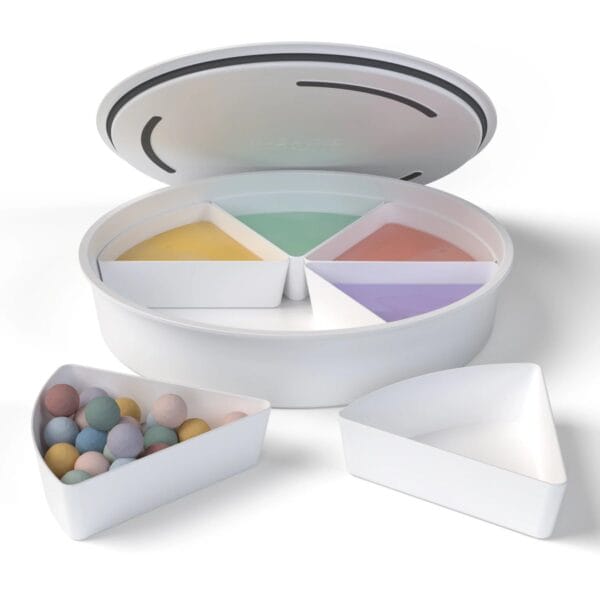 Sensorik-Set PlayTray mit tiefer Wanne, Deckel als zweiter Schale und 6 Fächern. Lebensmittelecht, spülmaschinenfest, geeignet ab 6 Monaten.