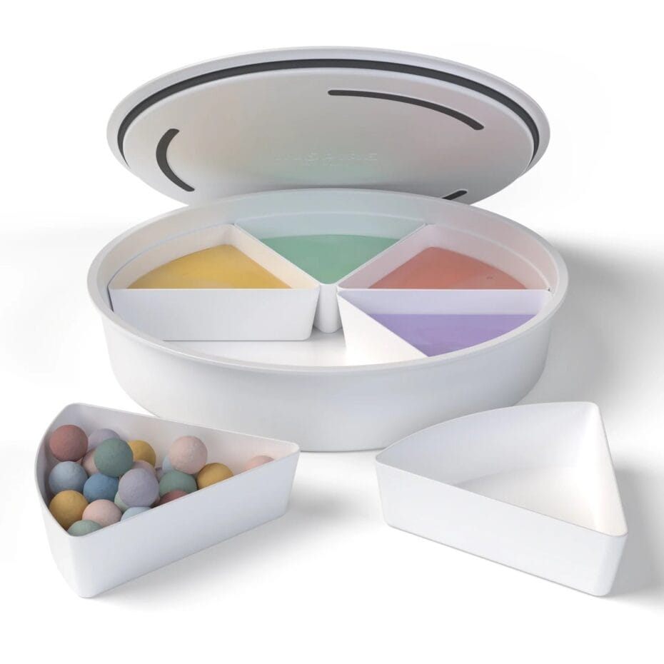 Sensorik-Set PlayTray mit tiefer Wanne, Deckel als zweiter Schale und 6 Fächern. Lebensmittelecht, spülmaschinenfest, geeignet ab 6 Monaten.