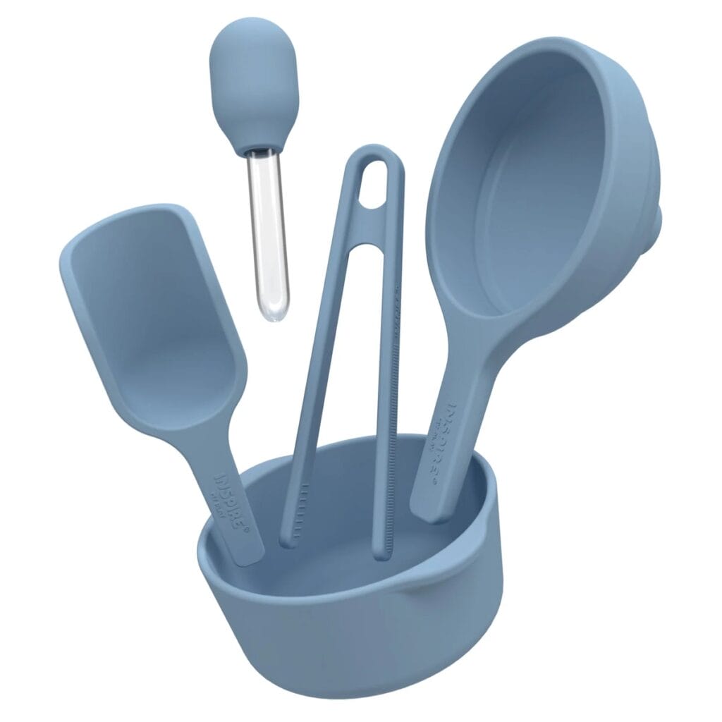Starter Tool Kit PlayTray mit 6 Werkzeugen fürs Sinnesspiel – Schöpfer, Pinzette, Trichter, Pipette. Lebensmittelecht, geeignet ab 2 Jahren.