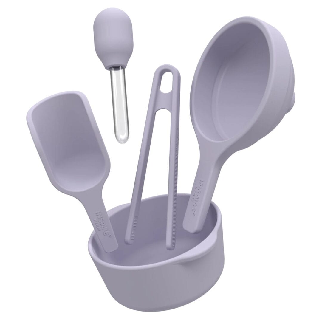 Starter Tool Kit PlayTray mit 6 Werkzeugen fürs Sinnesspiel – Schöpfer, Pinzette, Trichter, Pipette. Lebensmittelecht, geeignet ab 2 Jahren.