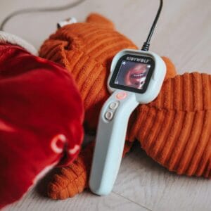 Kinder-Endoskopkamera von Kidywolf: 1 m Kabel, LED-Licht und eigener Bildschirm – ganz ohne WLAN oder App. Ideal für kleine Entdecker:innen zuhause.