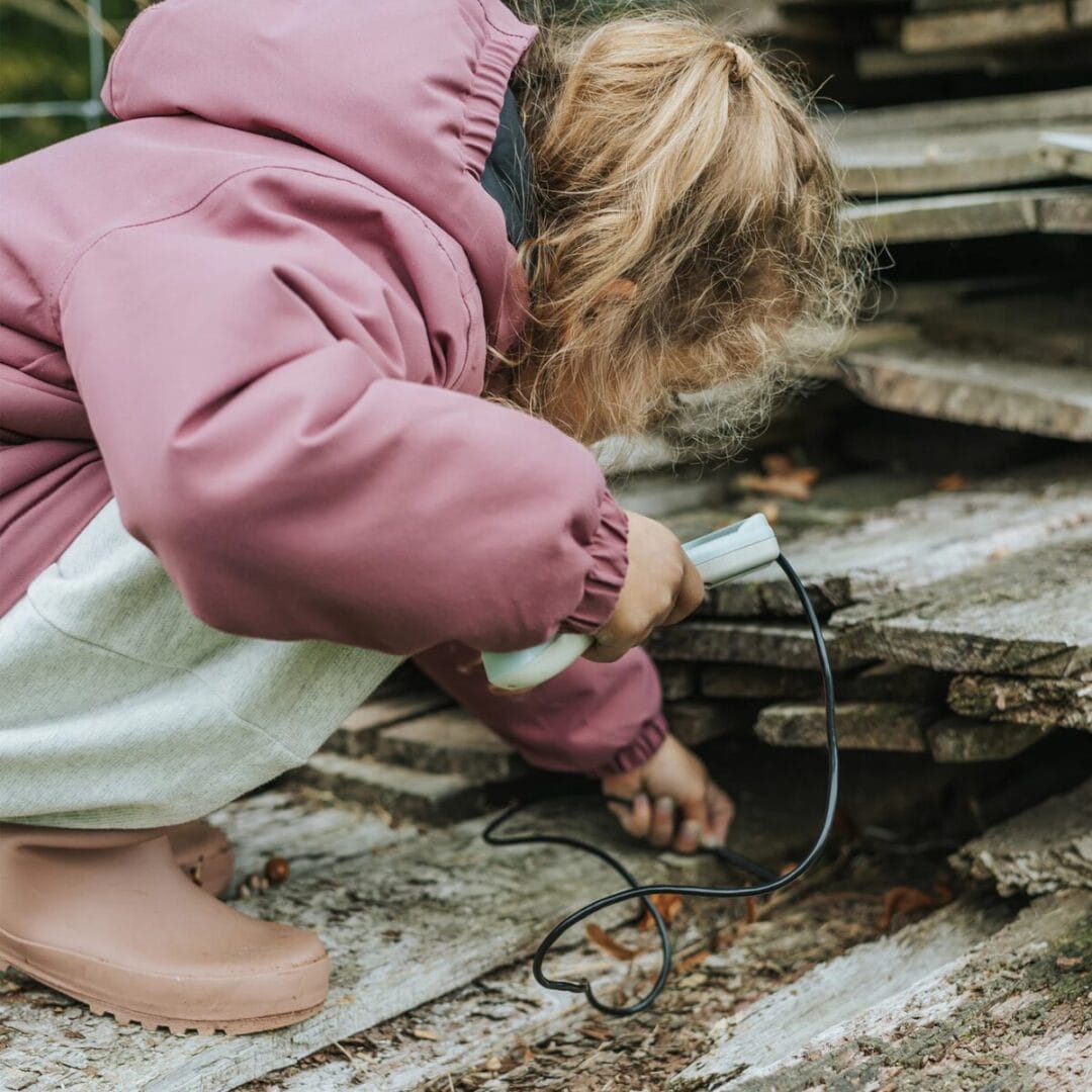 Kinder-Endoskopkamera von Kidywolf: 1 m Kabel, LED-Licht und eigener Bildschirm – ganz ohne WLAN oder App. Ideal für kleine Entdecker:innen zuhause.