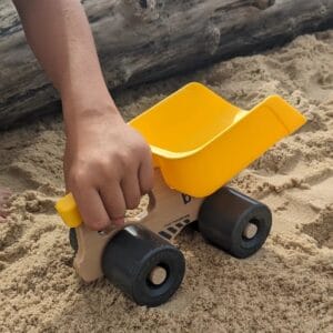 Schaufeltruck aus Buchenholz mit 180°-drehbarer, abnehmbarer Schaufel. Leise Gummi-Räder für drinnen und draussen, geeignet für Kinder ab 12 Monaten.