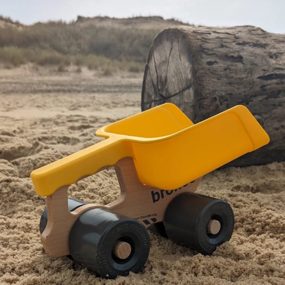 Schaufeltruck aus Buchenholz mit 180°-drehbarer, abnehmbarer Schaufel. Leise Gummi-Räder für drinnen und draussen, geeignet für Kinder ab 12 Monaten.