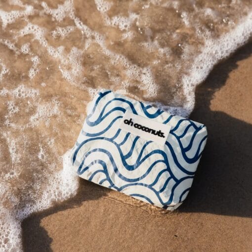 Wasserabweisende Pouch für Strand und Reise, 24,5 × 16 cm. Nasses, Sandiges, Wichtiges — alles trocken verstaut. Drei Prints zur Auswahl.