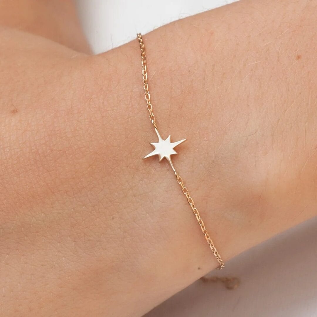 Armband Nordstern: ein feiner vergoldeter Stern, um dein Sternenkind bei dir zu tragen. Zum Tag der Sternenkinder am 15. Oktober – nur 30 Stück.