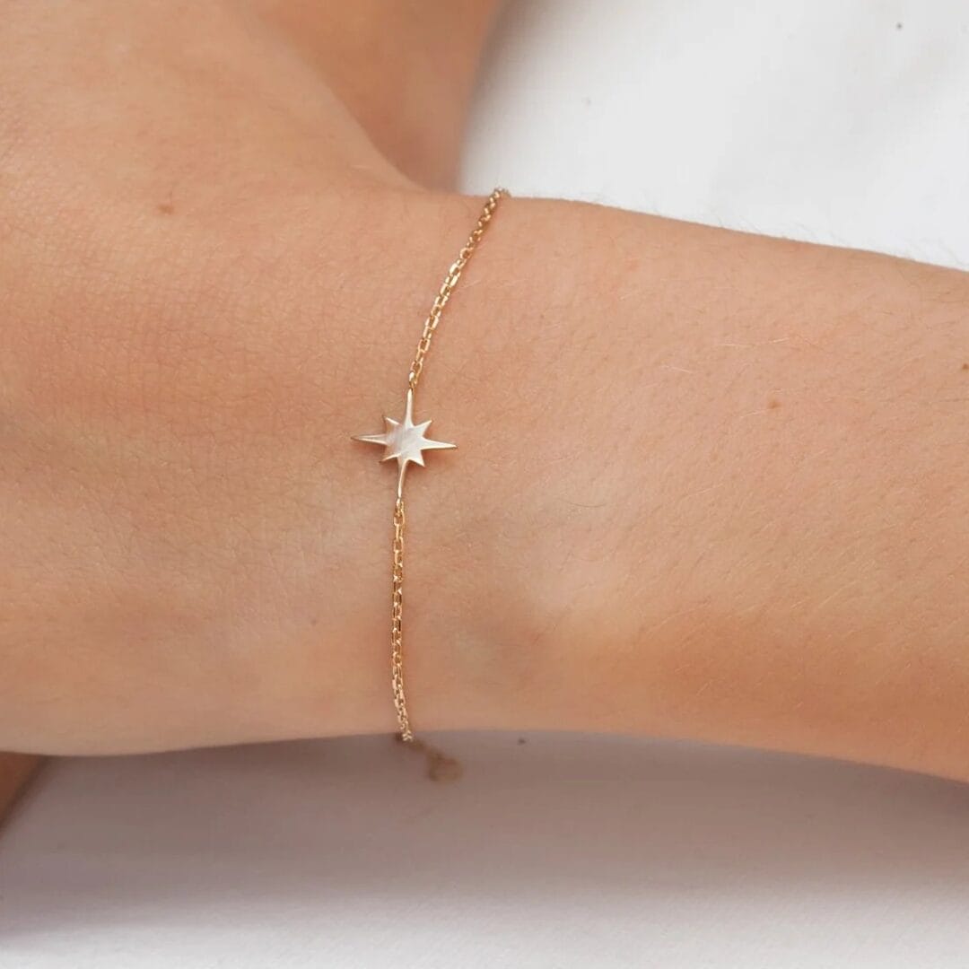 Armband Nordstern: ein feiner vergoldeter Stern, um dein Sternenkind bei dir zu tragen. Zum Tag der Sternenkinder am 15. Oktober – nur 30 Stück.