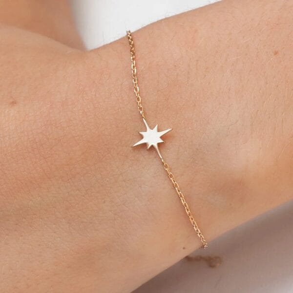 Armband Nordstern: ein feiner vergoldeter Stern, um dein Sternenkind bei dir zu tragen. Zum Tag der Sternenkinder am 15. Oktober – nur 30 Stück.