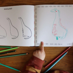 Schritt für Schritt zeichnen lernen: Das Malbuch Krummtiere von Halfbird zeigt Kindern ab 3 Jahren, wie krumme Tiere ganz einfach gelingen.