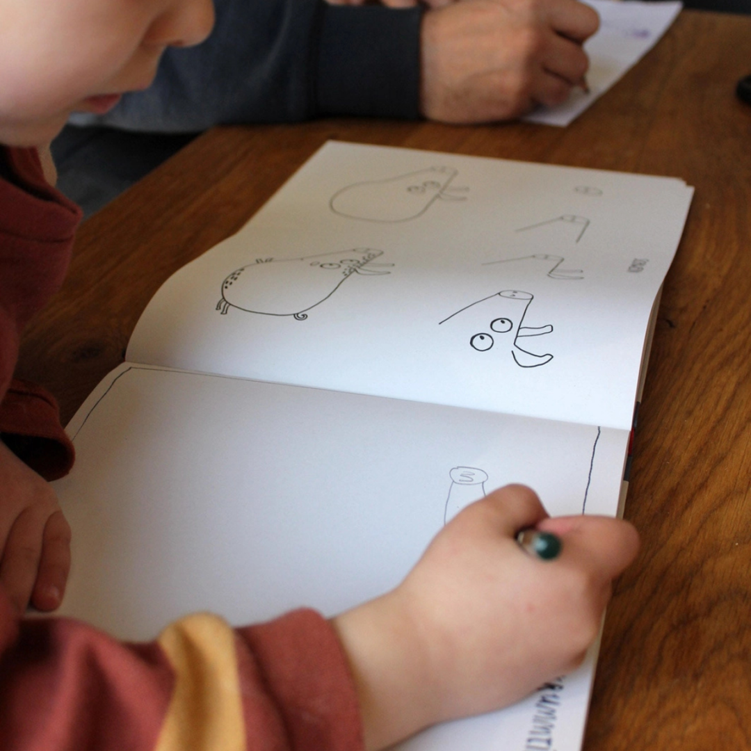 Schritt für Schritt zeichnen lernen: Das Malbuch Krummtiere von Halfbird zeigt Kindern ab 3 Jahren, wie krumme Tiere ganz einfach gelingen.